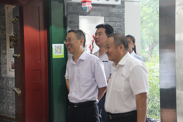 河南沁阳市委副书记薛勇带领沁阳企业考察团来西玛电机参观访问。